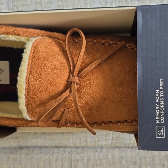 ST. JOHN'S BAY MENS TAN MEMORY FOAM SLIPPERS SIZE LARGE 11-12 - Picture 9 of 10